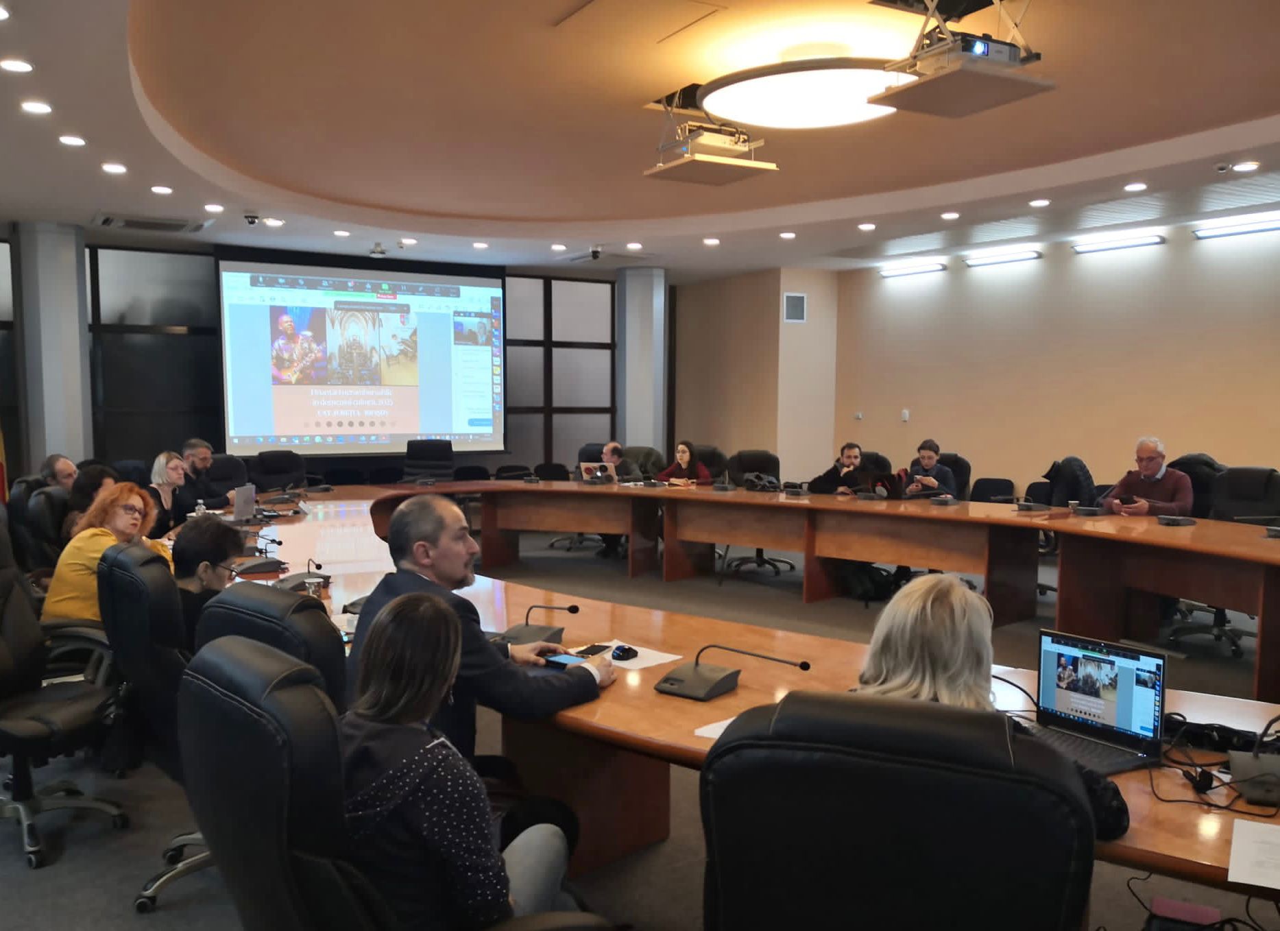 Întâlnire la Brașov de informare a potenţialilor beneficiari privind programele de finanțări nerambursabile în domeniul cultural