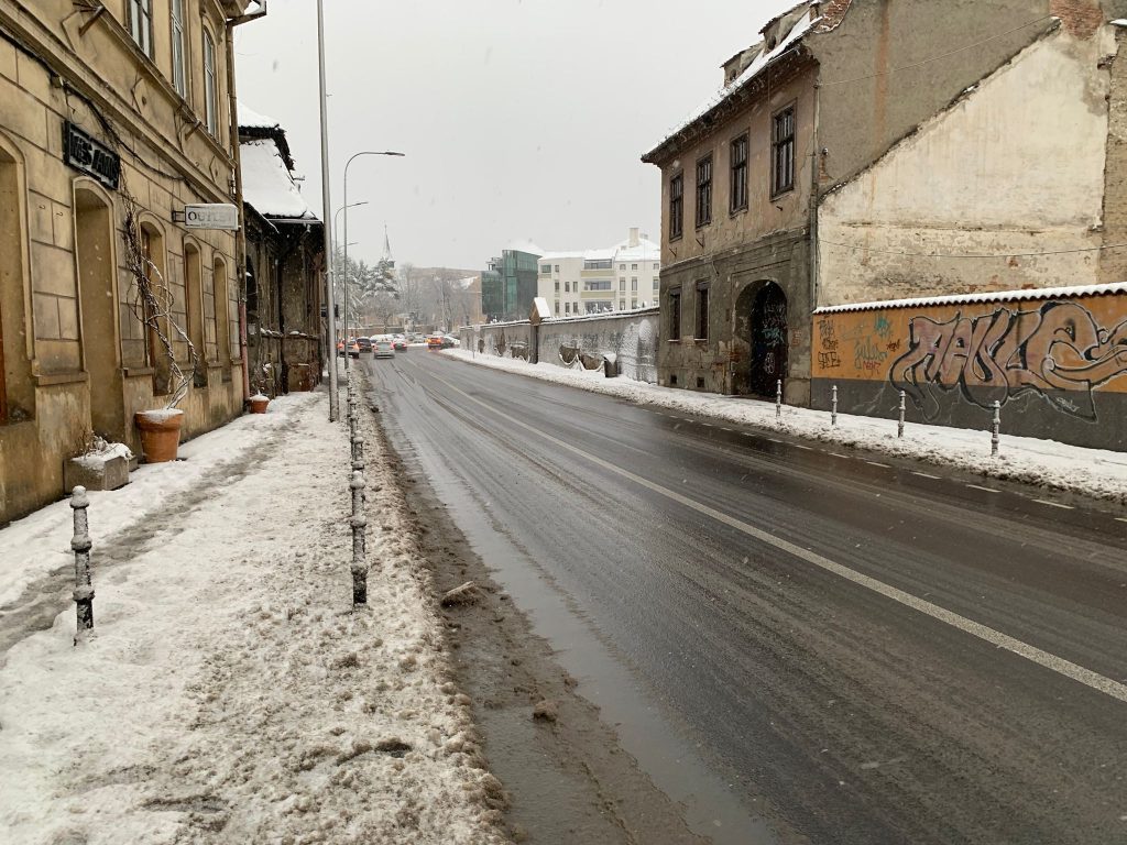 40 de utilaje de deszăpezire au fost mobilizate pentru deszăpezire la Brașov