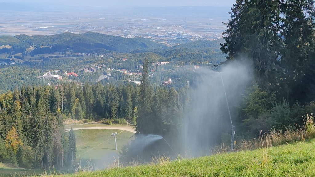 Pregătirile pentru sezonul de schi sunt în plină desfășurare în Poiana Brașov
