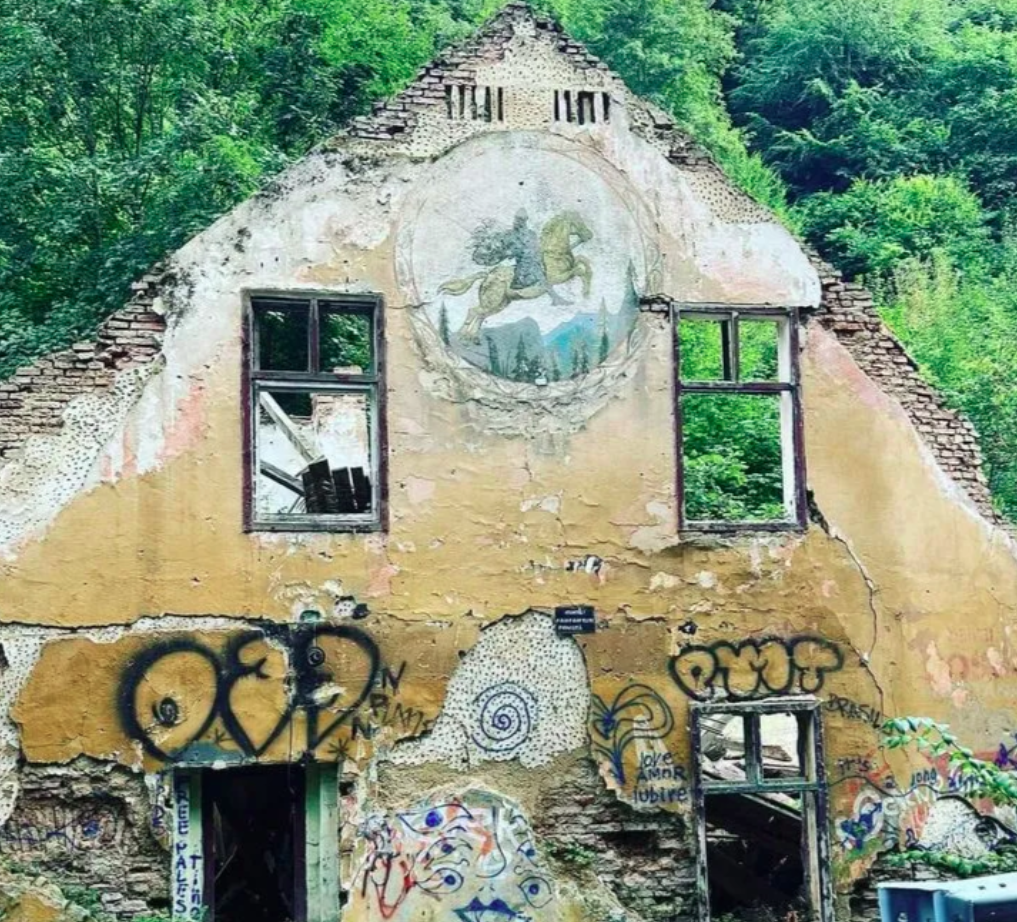 Primarul Brașovului Allen Coliban lansează o petiție online pentru salvarea istoriei: „Hanul de la Pietrele lui Solomon, pe cale să renască din ruine”