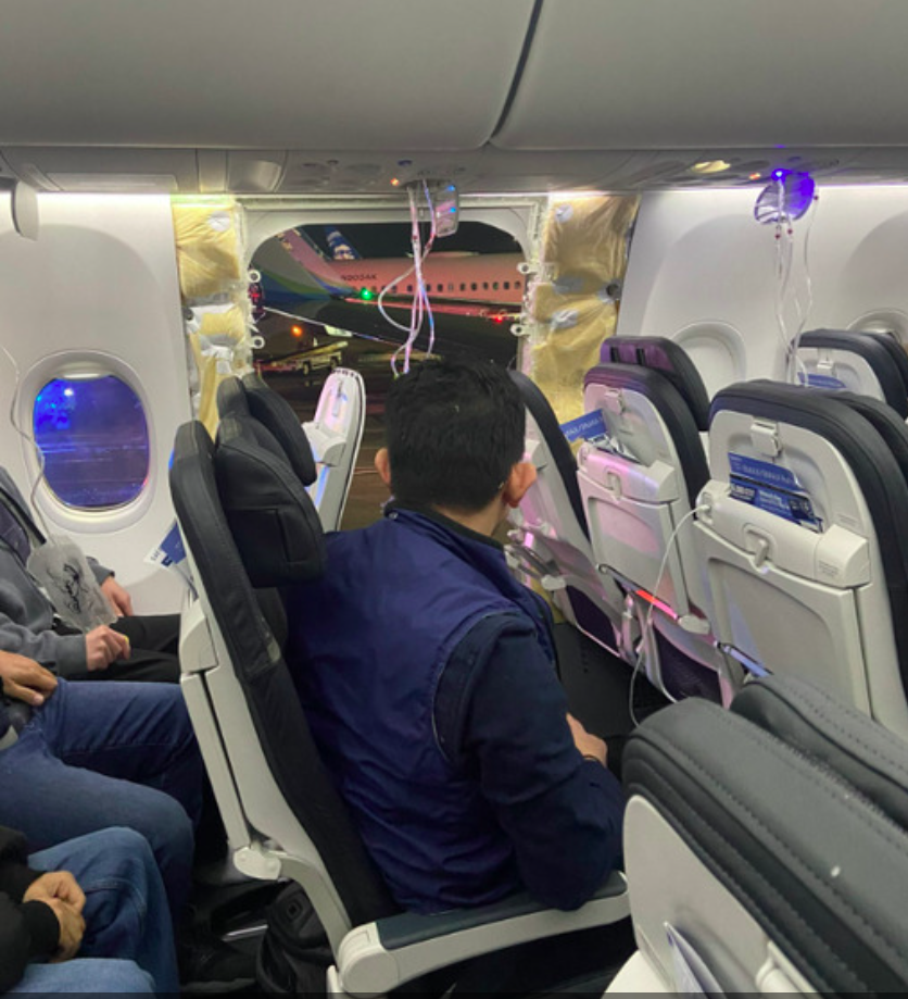 Conducerea Boeing a recunoscut oficial greşeala companiei, după ce uşa neutilizată a cabinei s-a desprins în timpul zborului unui avion Alaska Airlines, producând o explozie la scurt timp după decolare.