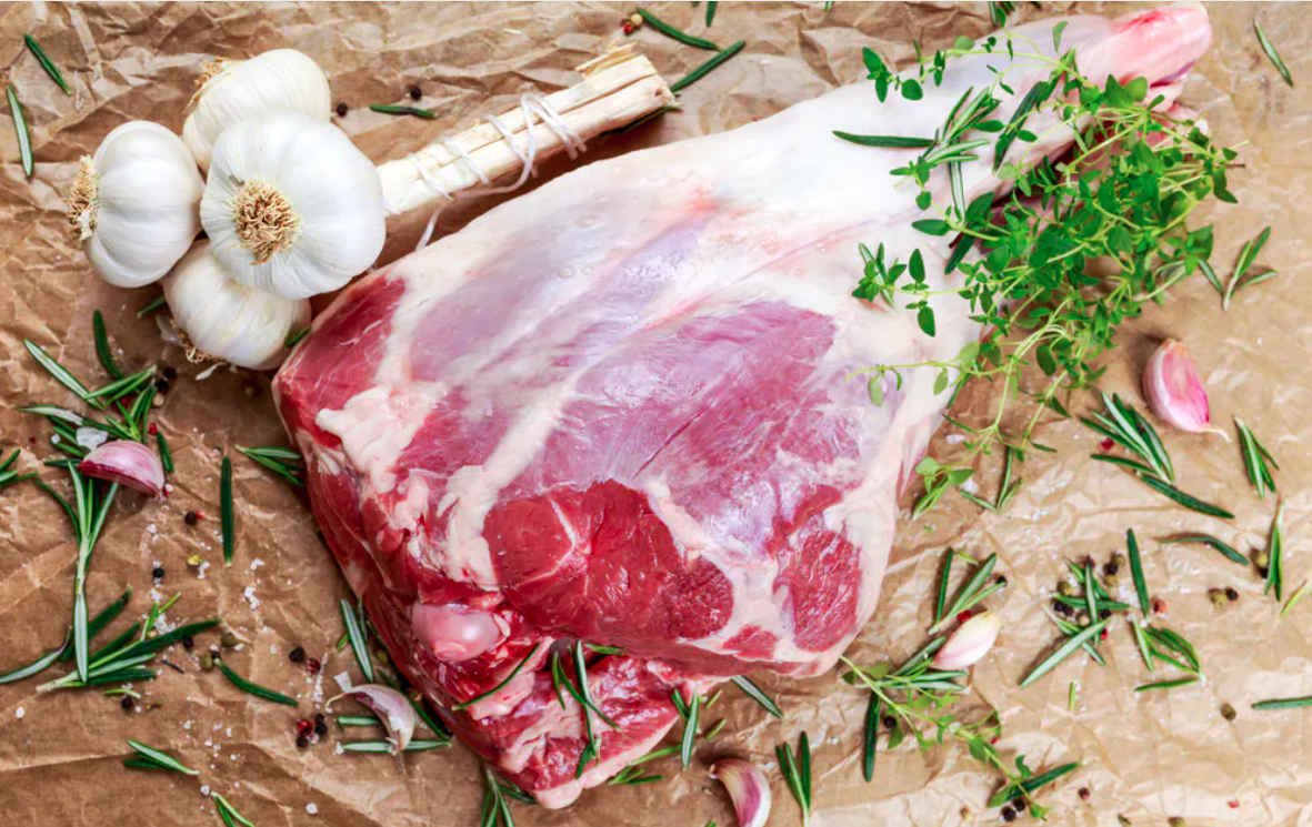 Prețul cărnii de miel a atins un nivel neașteptat de 60 de lei/kg în piețele din Brașov!