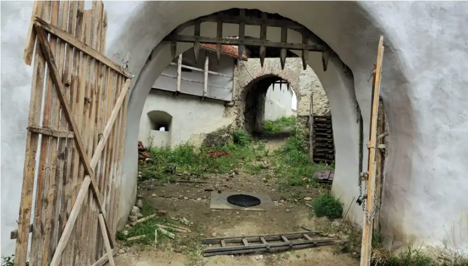 Cetatea Râșnov, un simbol istoric și turistic deosebit, este așteptată să revină în atenția publicului odată ce lucrările de restaurare vor fi finalizate