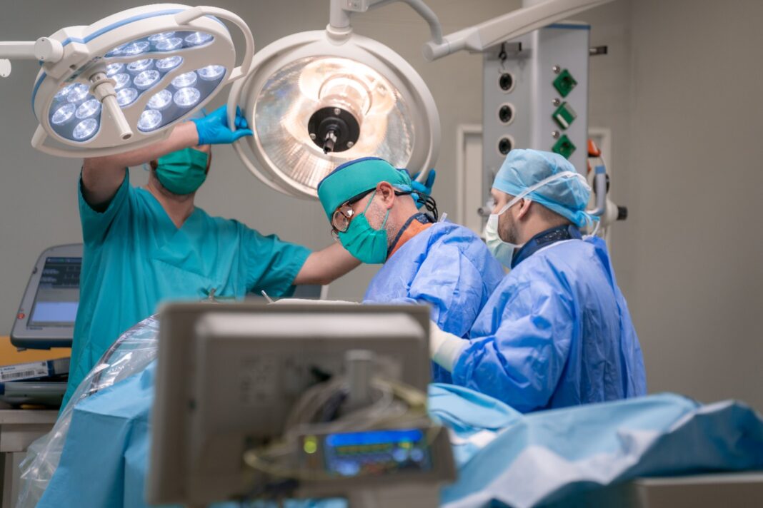 Trei stimulatoare cardiace fără sonde implantate în doar patru ore la Spitalul Clinicco Brașov.