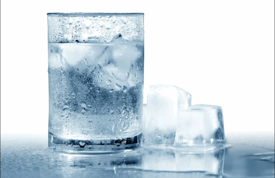 Apa rece – aliat sau pericol pe timp de caniculă? Medicii explică ce alegere e mai sigură