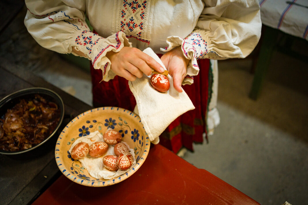 „De la coajă la poveste” – un proiect care documentează și aduce în fața publicului meșteșugul ouălor încondeiate din Transilvania