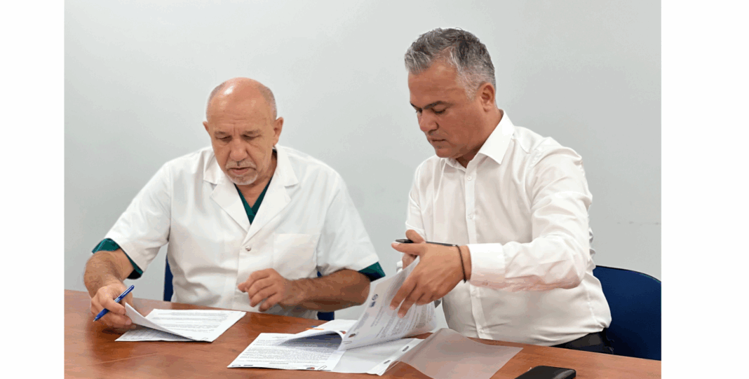 Adrian-Ioan Veștea, a semnat contractul cu managerul Spitalului Clinic Județean de Urgență Brașov, dr. Dan Ovidiu Grigorescu