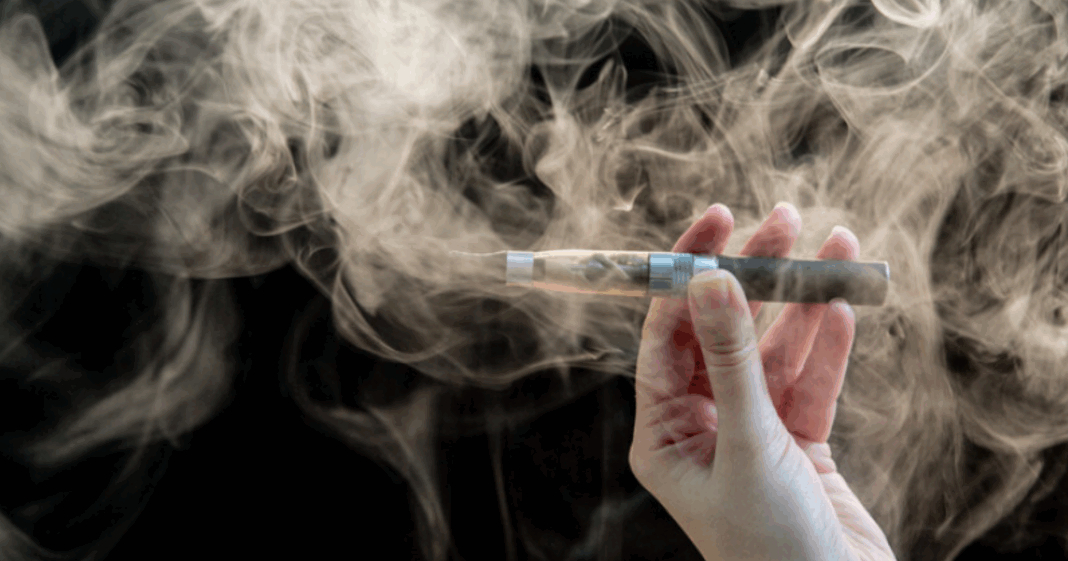 Vrea să interzică fumatul și vapatul în spațiile deschise