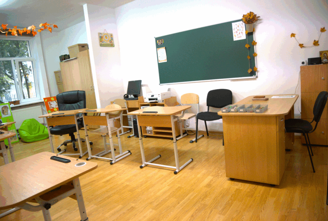 Mobilier pentru 85 de săli de clasă, 2 laboratoare multidisciplinare și 16 cabinete școlare, achiziționate de Consiliul Județean Brașov cu fonduri PNRR