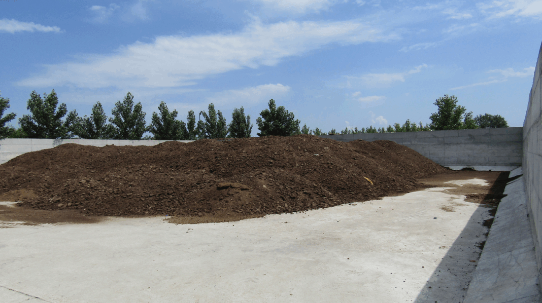 Mirosuri insuportabile la Brașov: la jumătatea lunii noiembrie, locuitorii sunt sufocați de dejecțiile împrăștiate pe câmp.