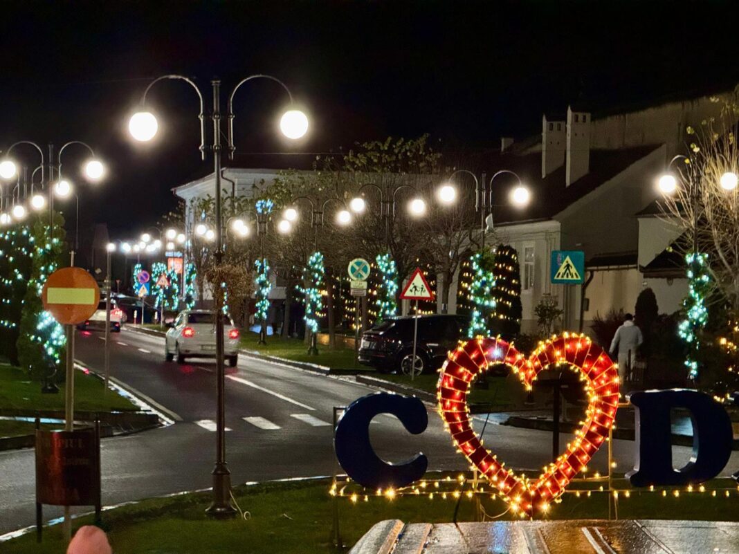 Municipiul Codlea a intrat în spiritul Crăciunului: A fost aprins iluminatul festiv de sărbători