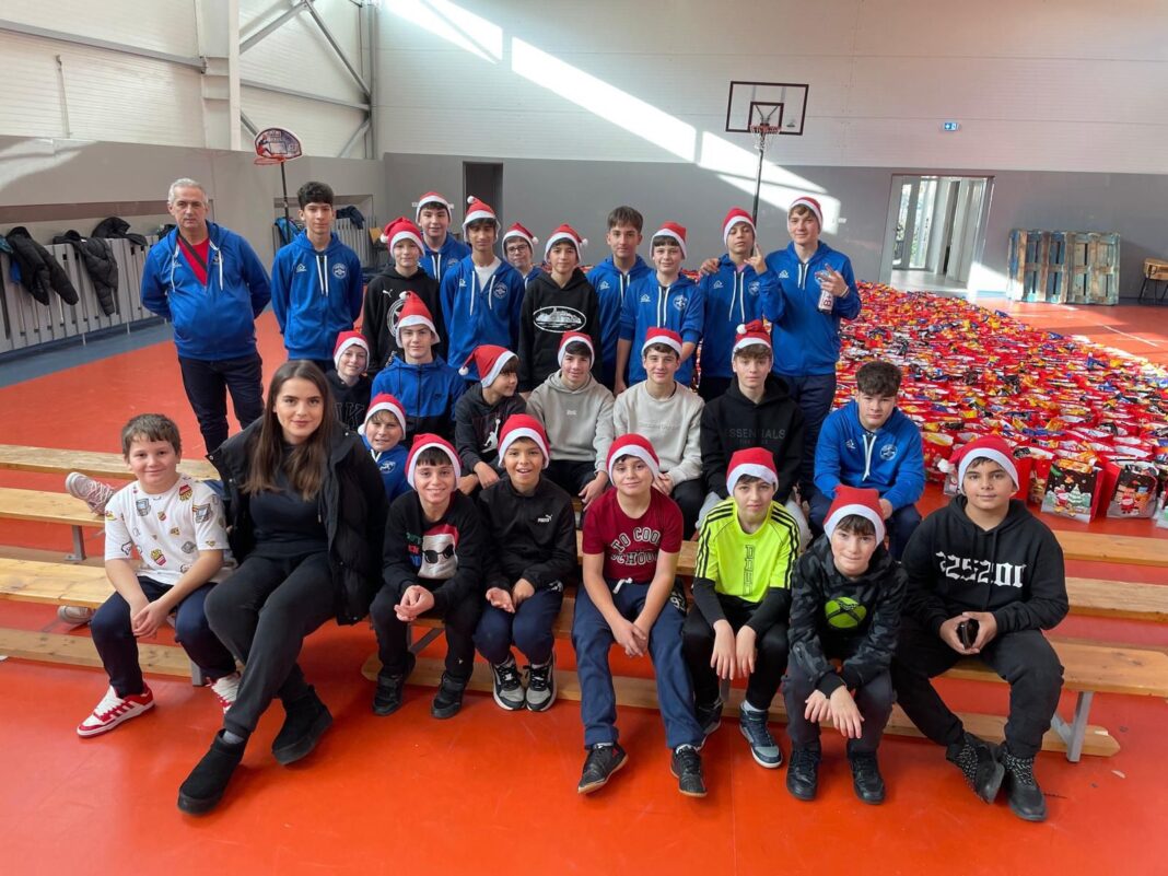 Sărbători cu zâmbete pentru copiii Municipiului Codlea. Au fost împărțite 3400 de cadouri pentru copii din instituțile de învățământ