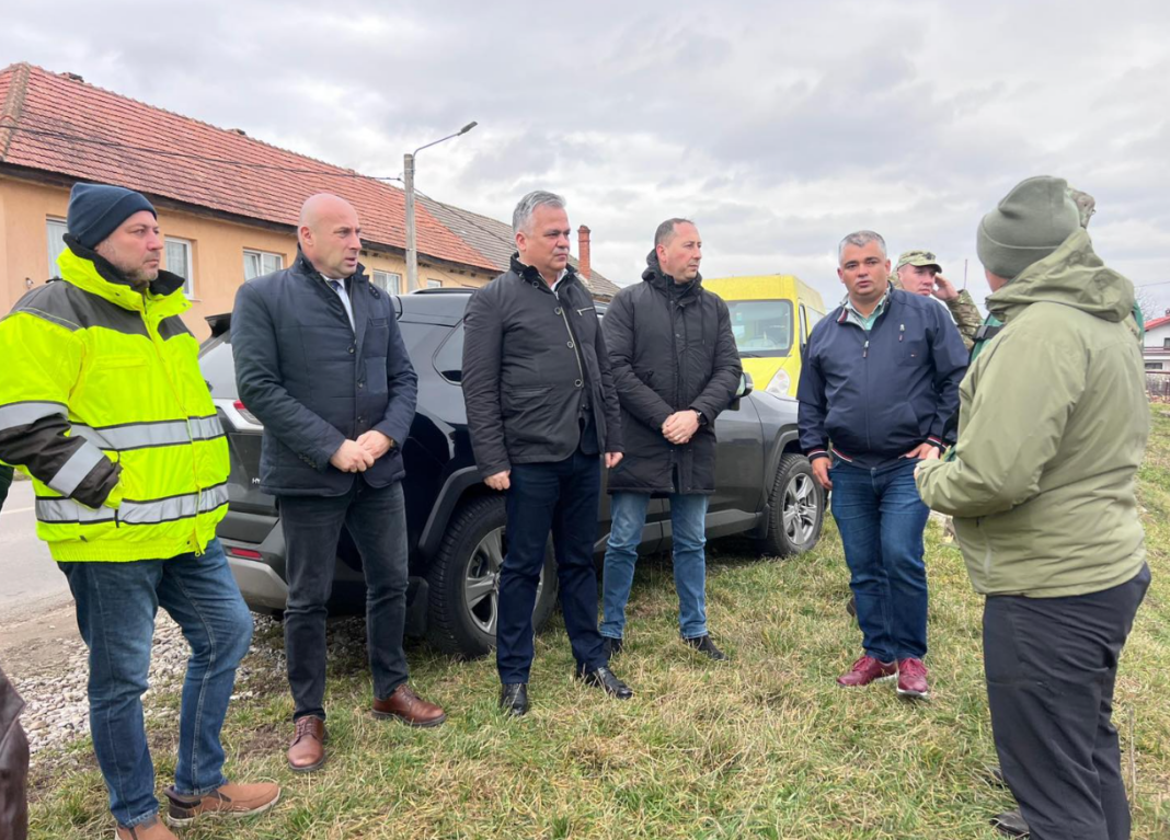 Pod de pontoane pentru locuitorii din Hărman – Podu Oltului.