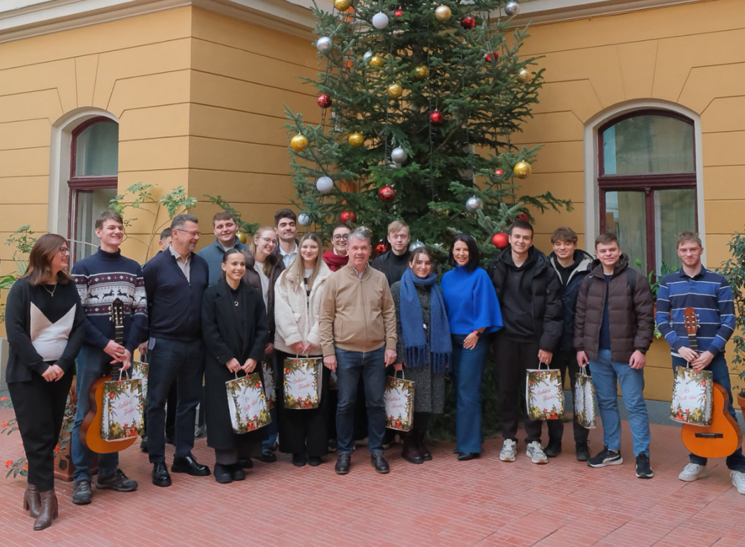 La Primăria Brașov a fost deschis oficial sezonul colindelor, în prezența primarului George Scripcaru