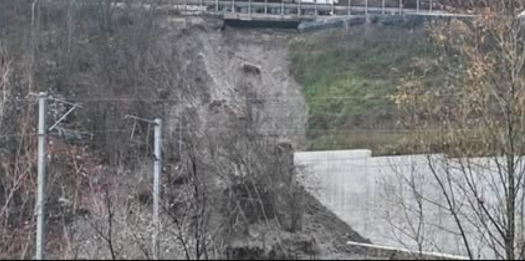 Alunecare de teren pe DN1 în zona Comarnic. Specialiștii avertizează asupra riscurilor pentru stabilitatea drumului