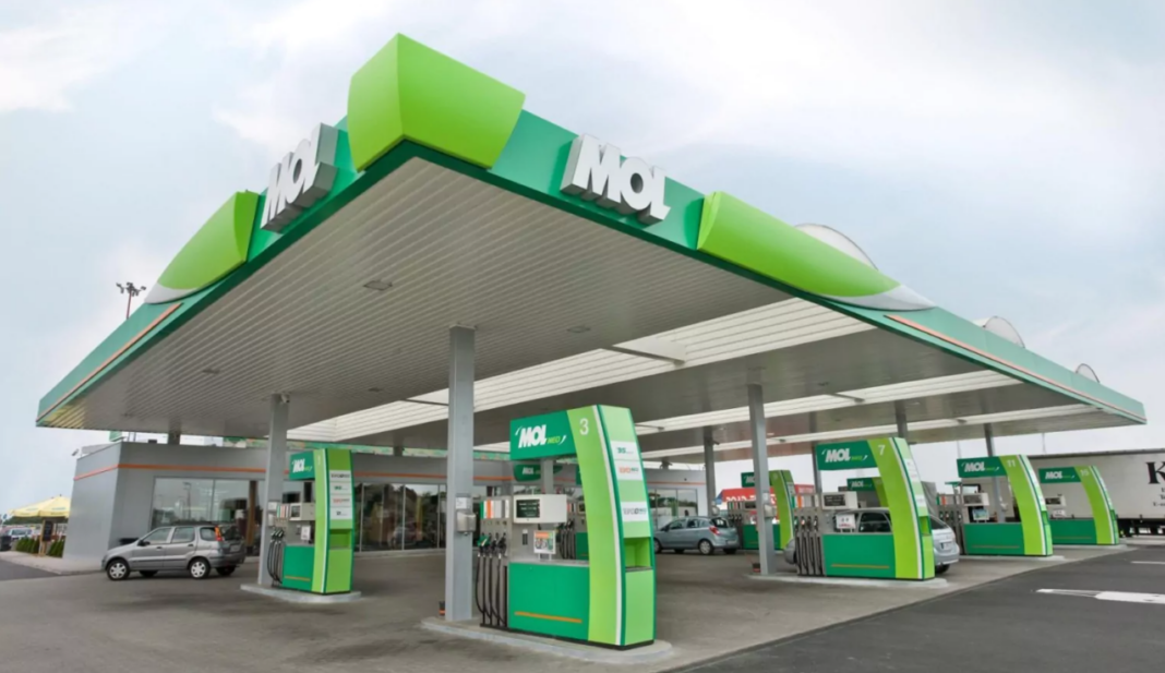 Prețul carburanților a scăzut. Cât a plătit ministrul Energiei, Bogdan Ivan, la pompă