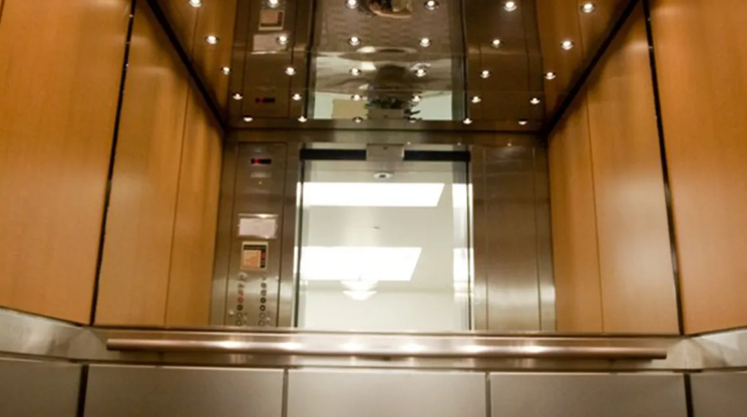 De ce au lifturile oglinzi: explicația psihologică din spatele unui detaliu pe care îl vedem zilnic