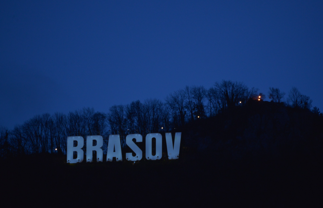 Primăria Brașov se alătură celorlalte municipalități din țară și din lume și iluminează în albastru sediul primăriei și literele de pe Tâmpa, pentru Ziua Internațională de Conștientizare a Autismului