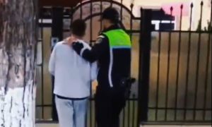 Violență într-un bloc din Râșnov: Tânăr de 21 de ani reținut după agresarea unui cuplu