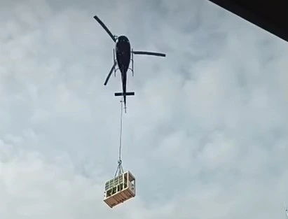Aer condiționat adus cu elicopter la Filarmonica Sibiu