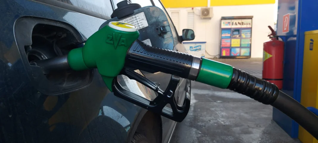 Benzina, mai scumpă în România decât media europeană