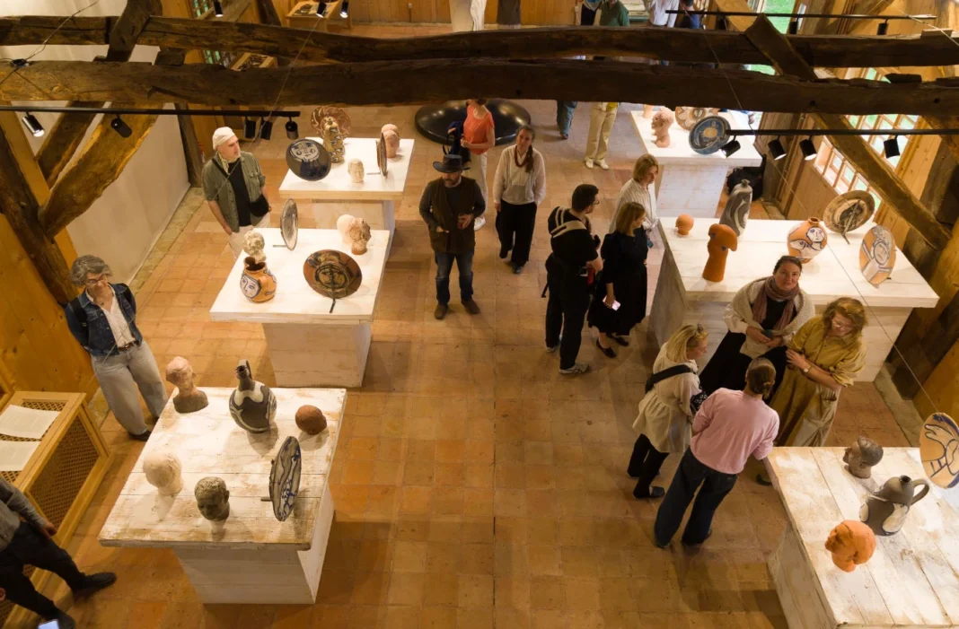 Expoziție de sculpturi și ceramice la Viscri