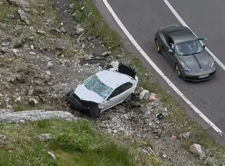 Incident pe Transfăgărășan: Mașină răsturnată