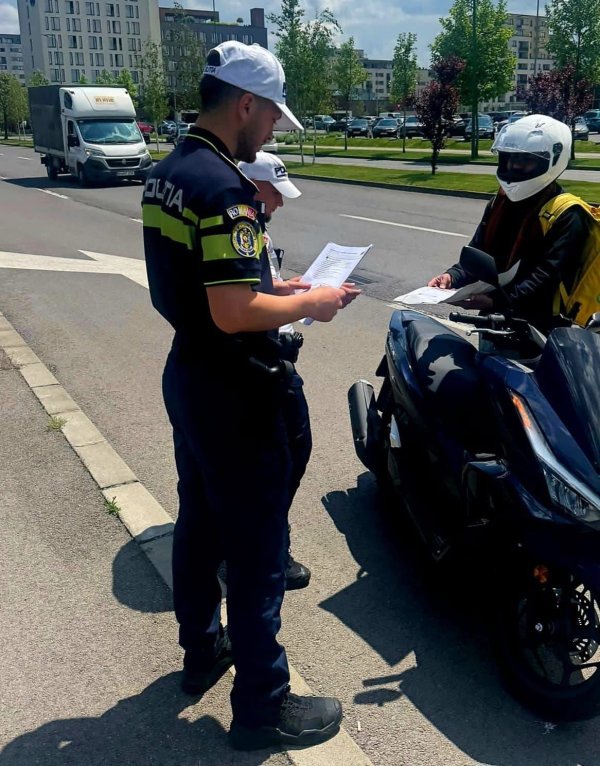 Poliția verifică scutere și motociclete