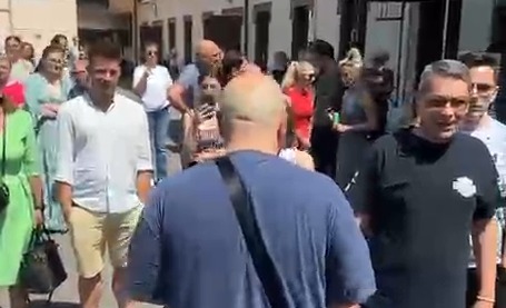 Protest la Opera Brașov: managerul interimar blocat