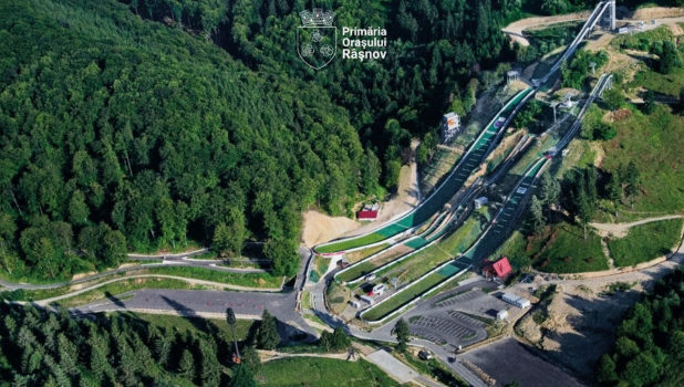 3,6 milioane de lei alocate pentru iluminarea nocturnă a trambulinei K90 din Râșnov. Primarul a semnat acordul de finanțare