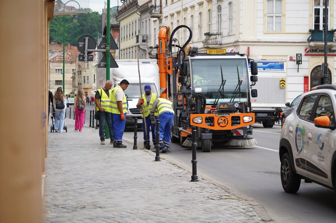 Acțiuni de remediere după inundațiile recente: Curățarea sistemelor de canalizare din Schei, Centrul Vechi și Noua cu echipamentul special al Companiei Apa Brașov