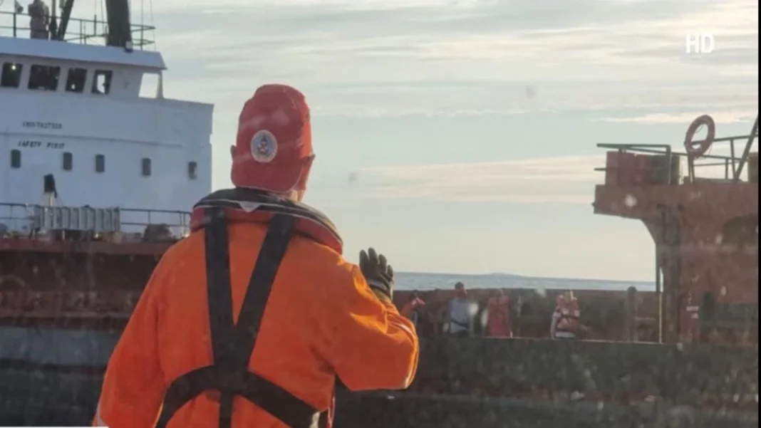 Angajaţii ARSVOM, salvatorii echipajului navei atacate în Marea Neagră, îşi exprimă nemulţumirea faţă de noua lege a salarizării