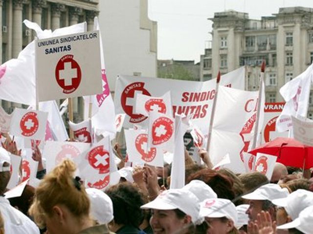 Aproape 100.000 de lucrători din sănătate amenință cu grevă totală