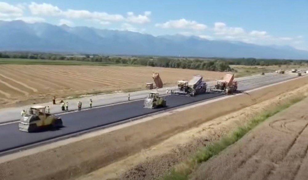 Autostrada Sibiu – Făgăraș: Primul strat de asfalt aplicat între Arpașu de Jos și Sâmbăta de Sus