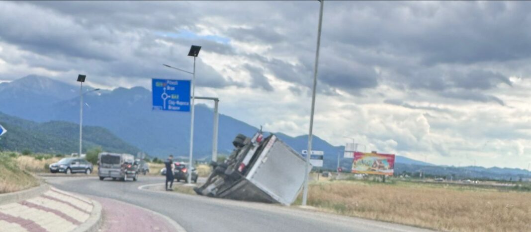 Camion răsturnat la ieșirea din Râșnov către Tohanul Nou