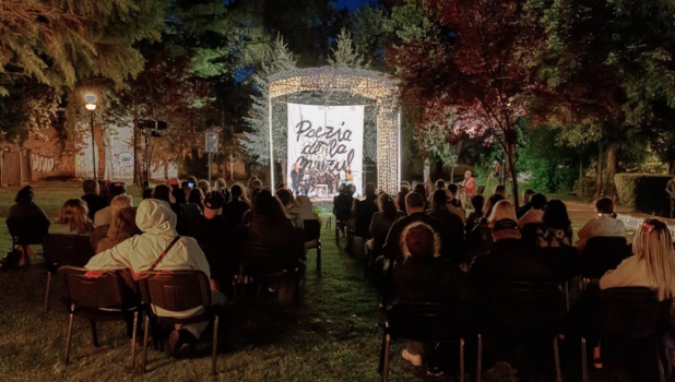 Când orașul se cufundă în somn, teatrul își începe povestea: Seri de poezie în parcul TSA