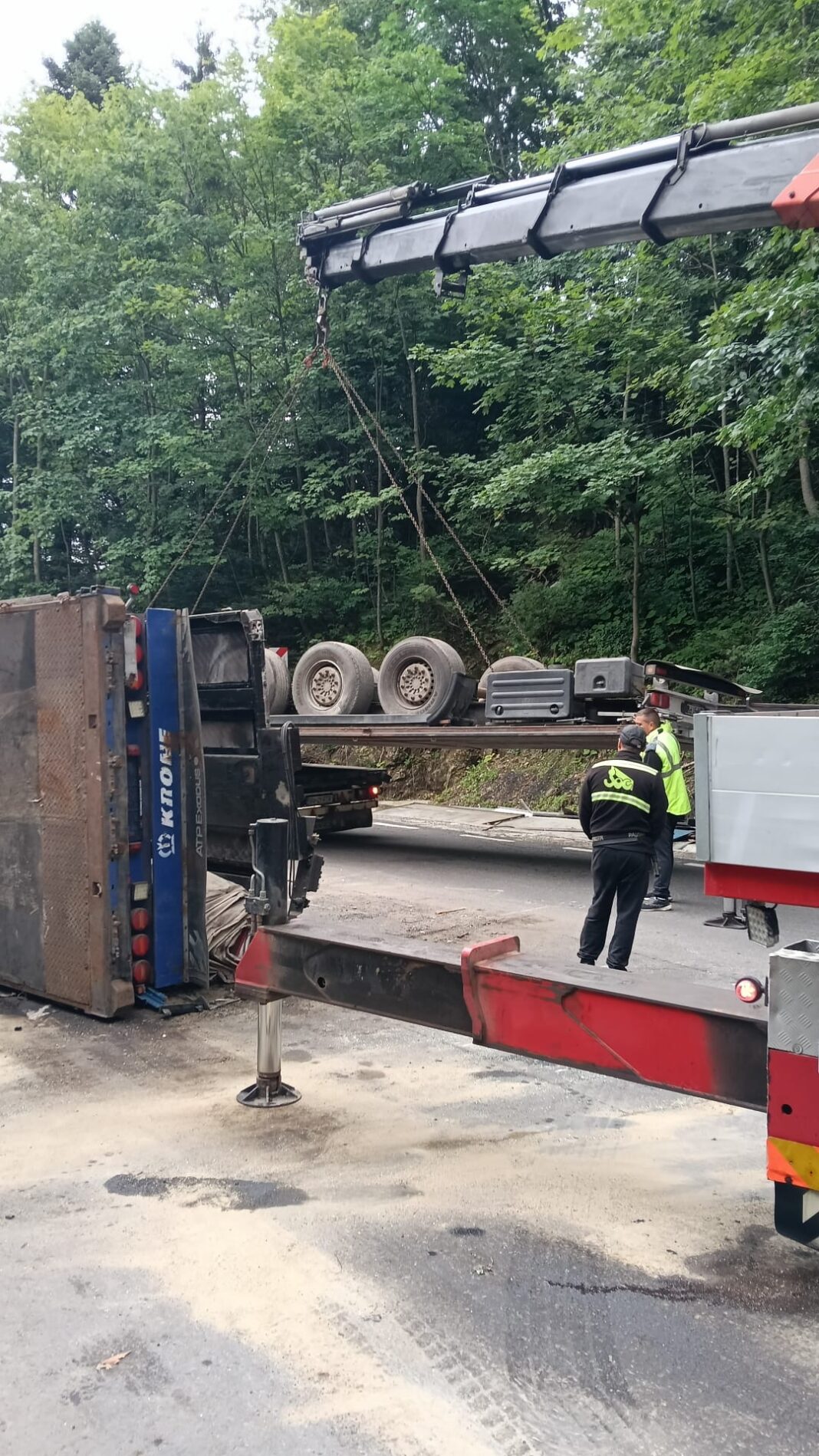 Circulație paralizată pe DN73A între Predeal și Râșnov din cauza unui TIR răsturnat