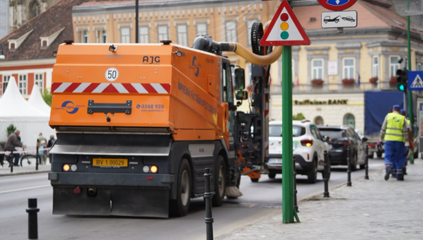 Compania Apa Brașov intensifică acțiunile de curățare a rețelei pluviale după viitură: Zece străzi vizate în această săptămână