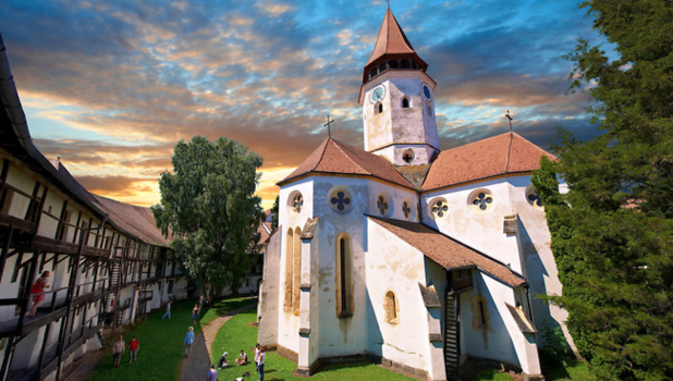 Descoperă o Bijuterie Medievală la Distanță Mică de Brașov: Ziduri Impunătoare și o Armă Unică