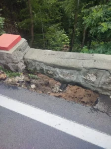 Drumul Poienii: Surpătură după ploile abundente