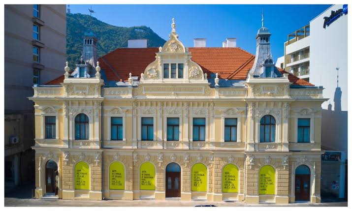 Expoziția „Tovarășele sau emanciparea prin muncă” explorează imaginea femeii în arta oficială din perioada comunistă la Muzeul de Artă Brașov