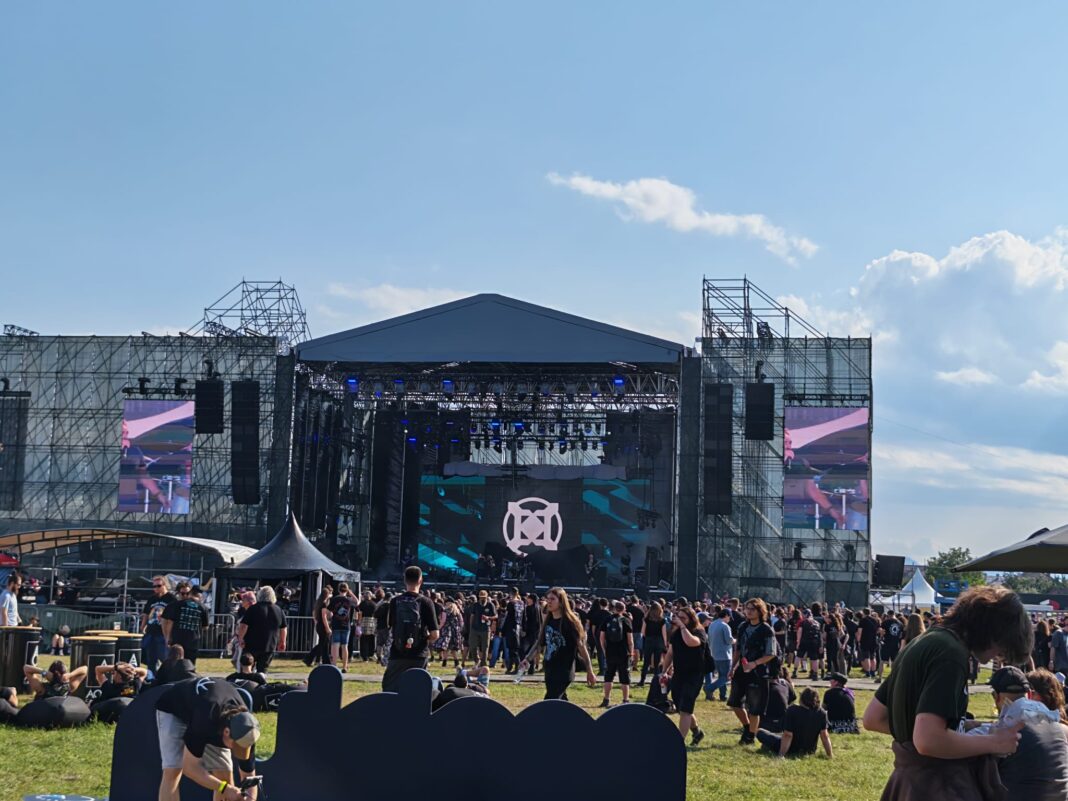 FOTO VIDEO Rockstadt Extreme Fest a debutat la Ghimbav: Peste 1.000 de fani din toată țara așteaptă vedetele ediției/ Program zilnic, acces și recomandări esențiale
