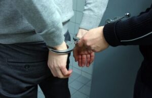 Incident de Tâlhărie la Brașov: Femeie Jefuită pe Podul din Sânpetru, Același Hoț Suspectat de Spargeri de Locuințe