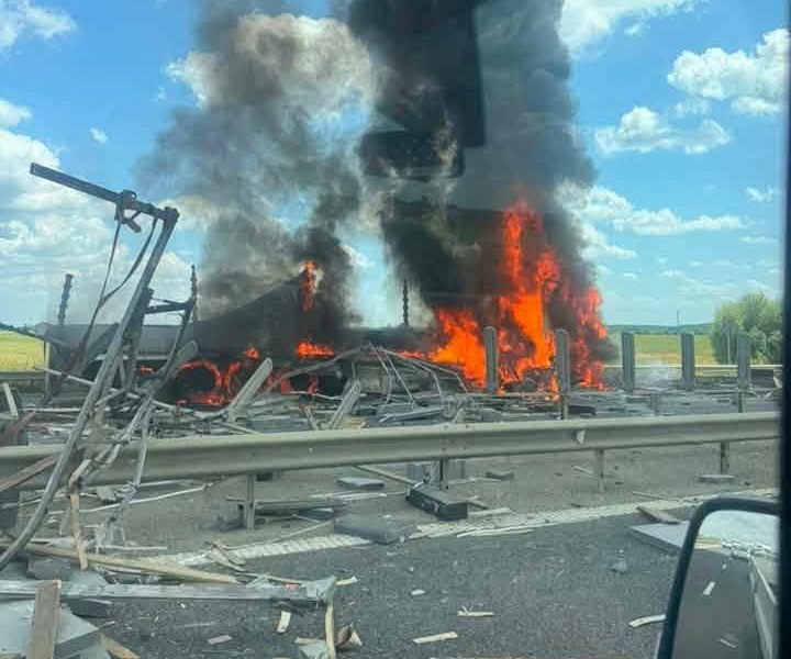 Incident pe Autostrada A3: Un TIR a luat foc după coliziunea cu glisiera mediană. Traficul spre Brașov a fost blocat