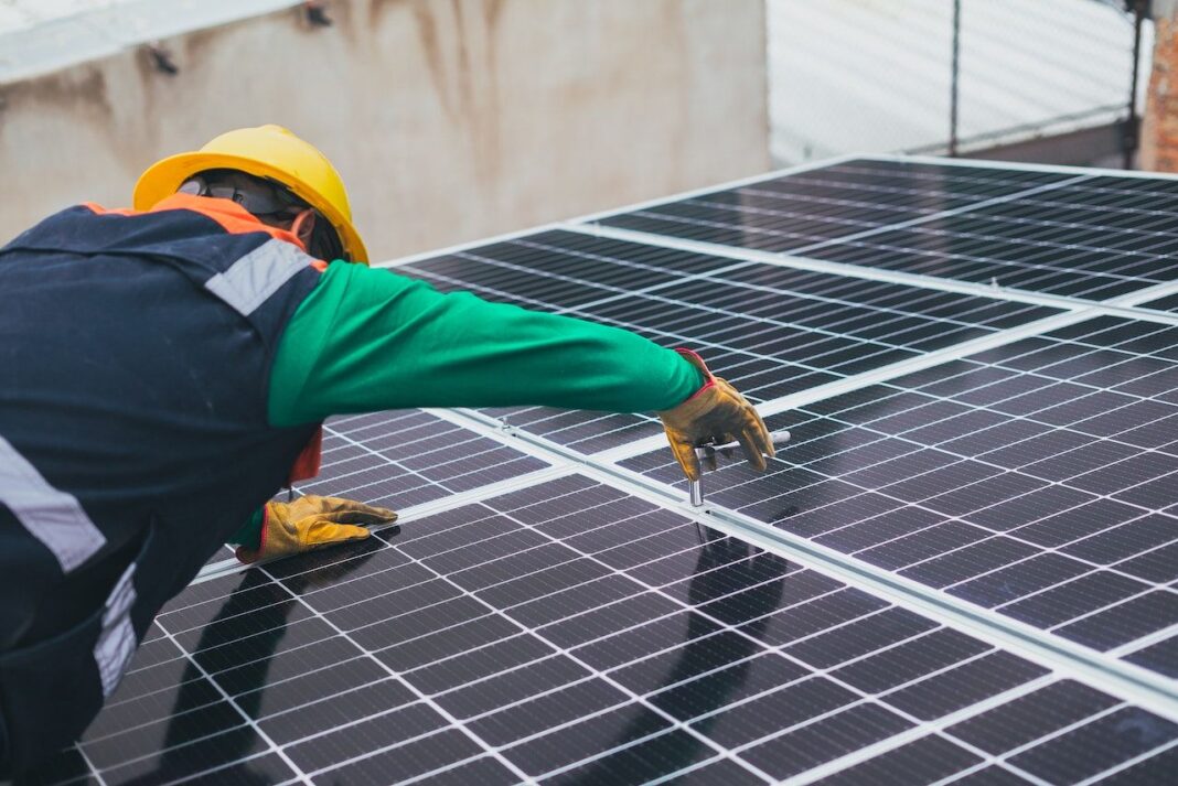 Legea privind prosumatorii a fost oficializată. Ce beneficii noi au românii care generează energie cu ajutorul panourilor fotovoltaice