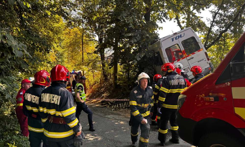 Microbuz implicat într-un accident grav. Planul Roșu de Intervenție, activat după coliziunea cu un copac