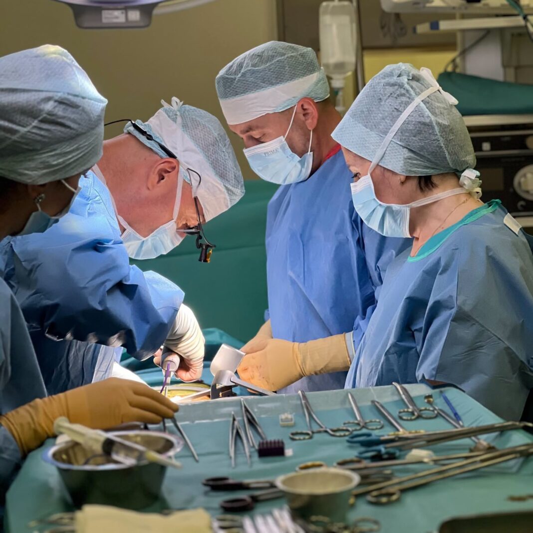 O mamă îi oferă fiului său o nouă șansă la viață: Transplant renal reușit la Brașov