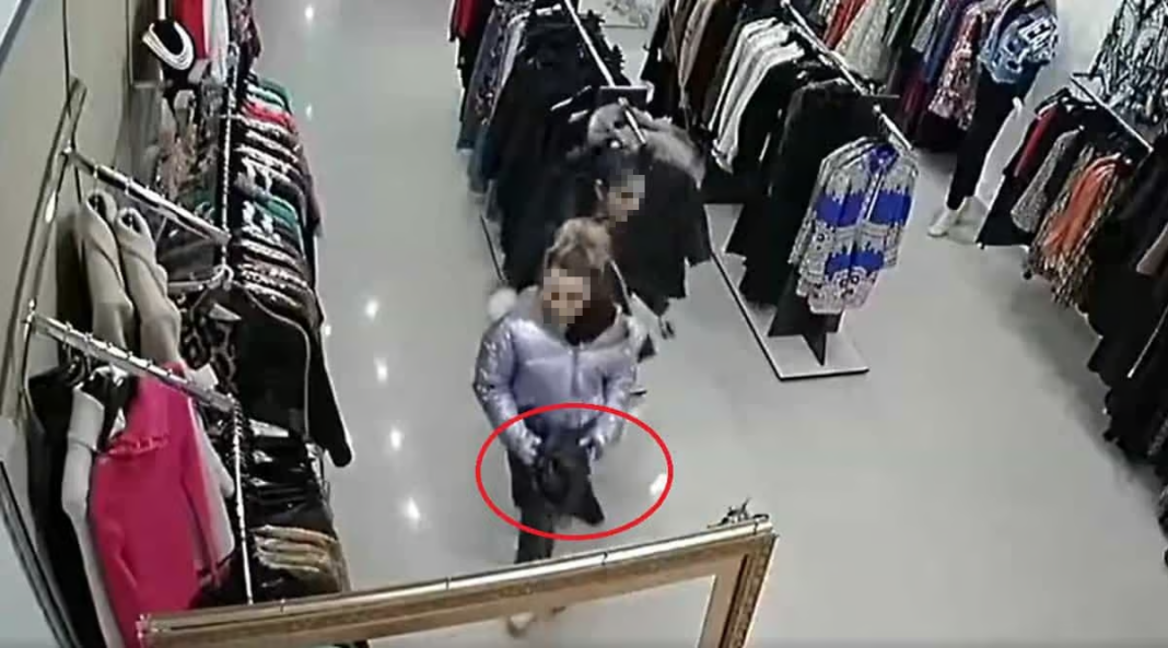 O tânără din București acuzată de furt repetat de haine în Brașov, prejudiciu de 7.000 de lei