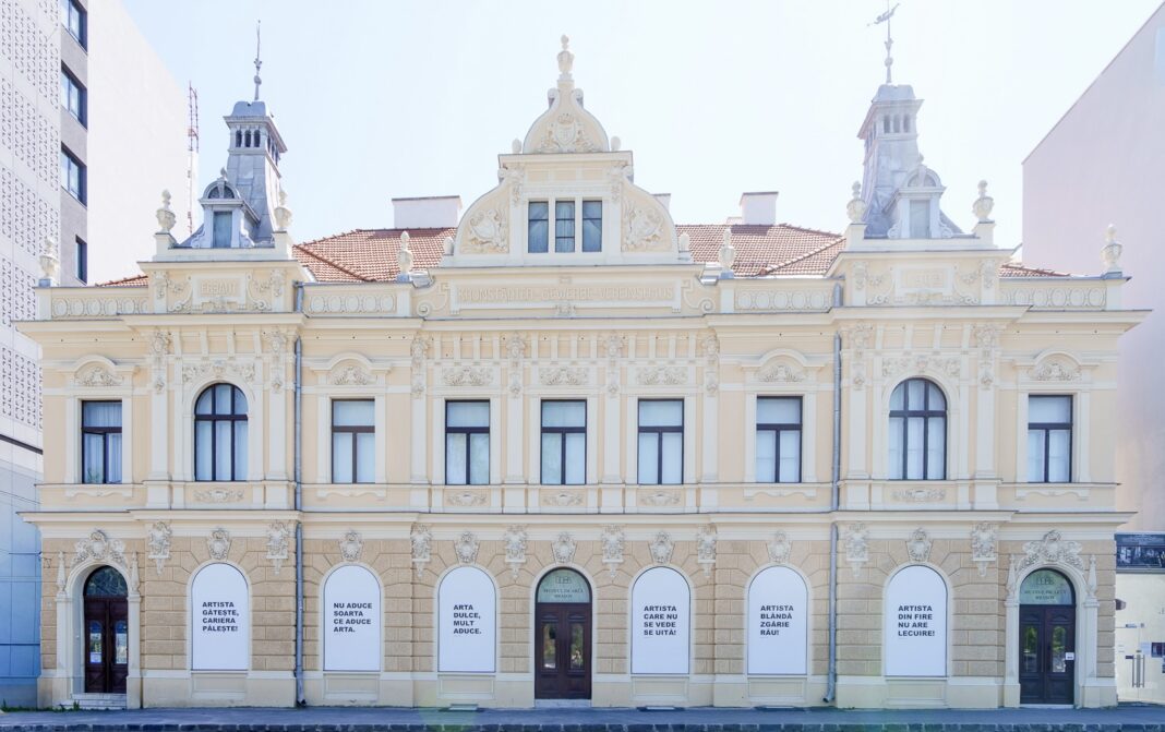 Proverbe românești și zicale reinterpretate de Aproximativ 28 în expoziția Window Art la Muzeul de Artă Brașov