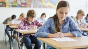 Record la un liceu din Brașov: O clasă depășește limitele legale cu 51 de elevi